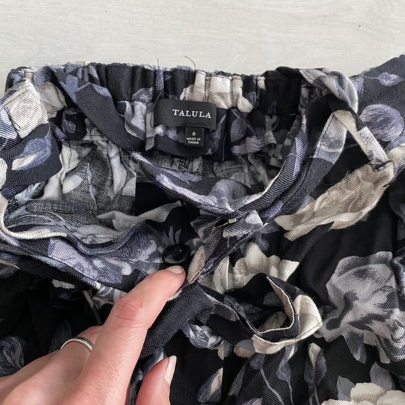 Aritzia Talula Floral Bloomer Shorts with Pockets - Picture 3 of 6